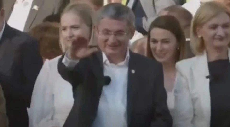А ведь дети берут пример со взрослых.