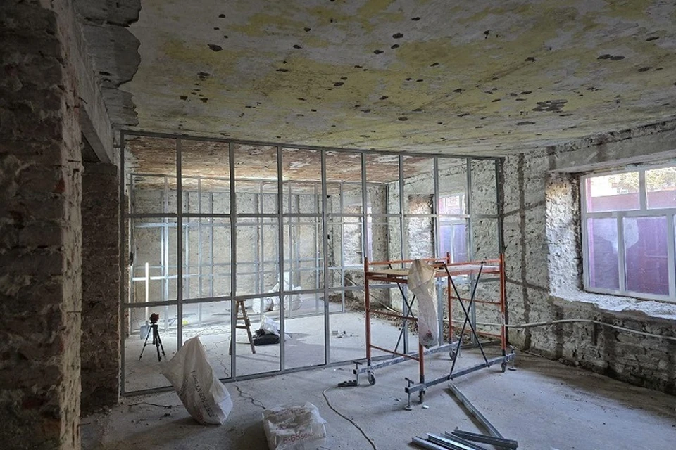 Строители из Самарской области ремонтируют молодежный центр в Снежном. Фото: t.me/Ermakov_ESV