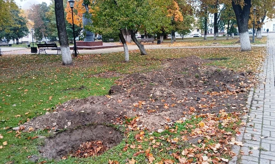 В сквере Ленина появились многочисленные ямы.