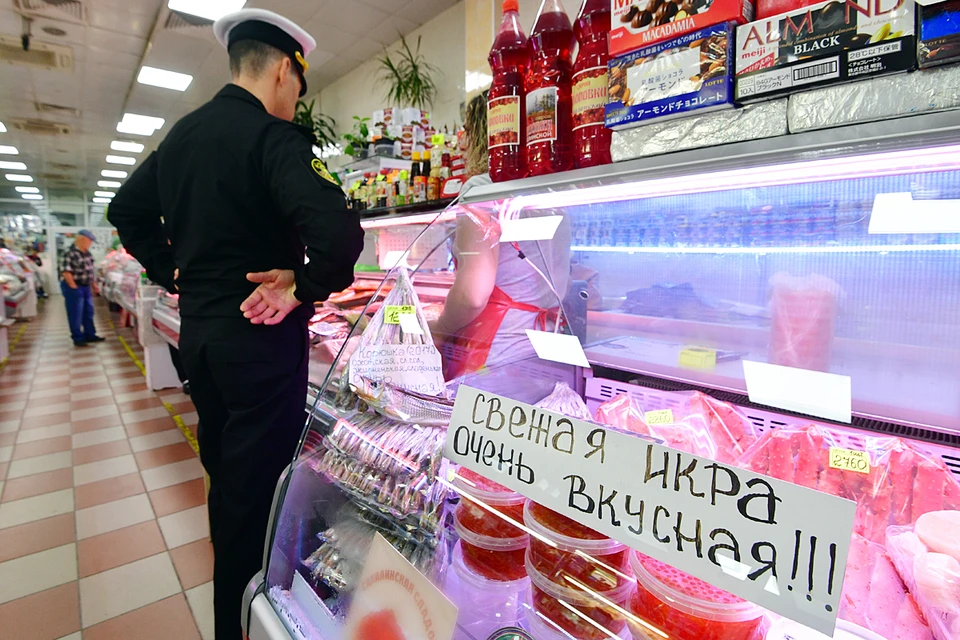 В крупных сетях начались скидки на икру — до 25%