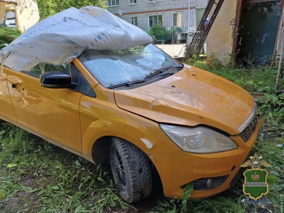В Калуге задержали подозреваемых в разгроме чужого автомобиля.