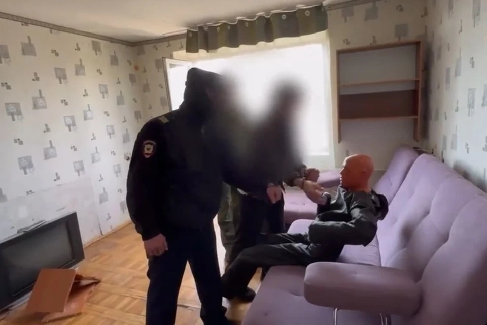 Житель Мелитополя показывает, как избивал трубой товарища. Фото: СУ СК РФ по Запорожской области