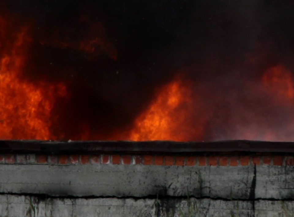 Гараж и автомобиль вспыхнули от взрыва. Фото из архива.