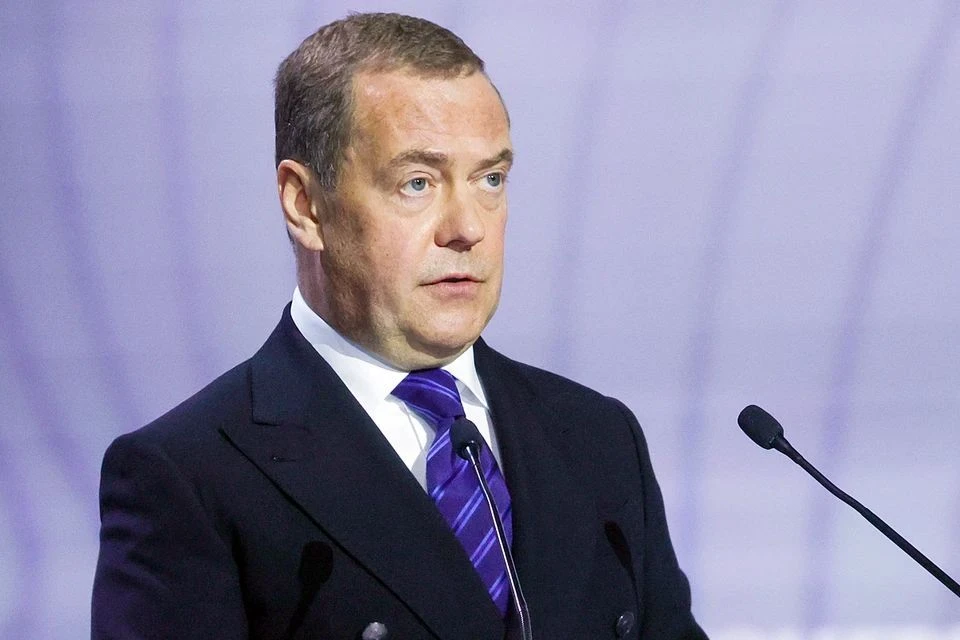 Медведев заявил, что Путин придает большое значение развитию отношений РФ и КНДР