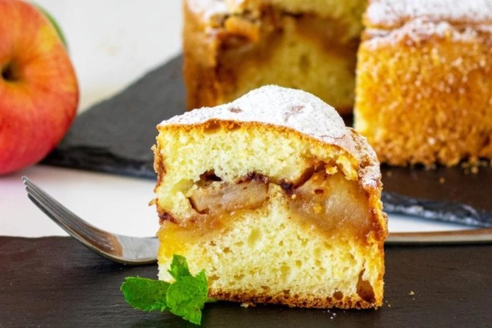 Простая шарлотка заиграет новыми вкусами, если в нее добавить карамелизированные яблоки. Фото: onetable.ru