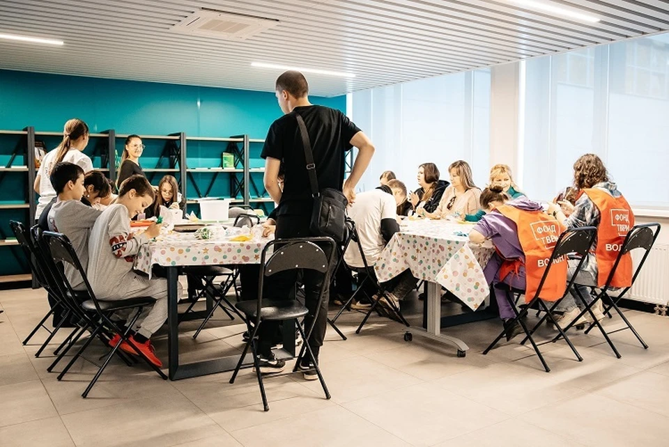 Волонтеры готовят подарки пожилым. Фото: РМИ, предоставлено пресс-службой Фонда Твери