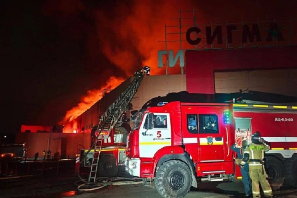 Несмотря на трудности, пожарные потушили огонь. Фото: МЧС России по ДНР