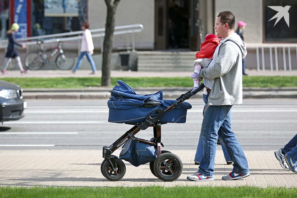 В Беларуси 14-дневный отпуск отцу при рождении ребенка может стать частично оплачиваемым.