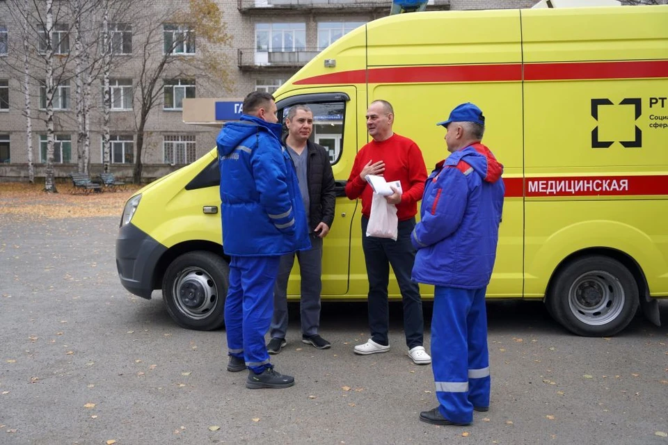 Сейчас пострадавший мужчина уже выписан из больницы. На днях он встретился с медиками, которые спасли ему жизнь Фото: mzso.info