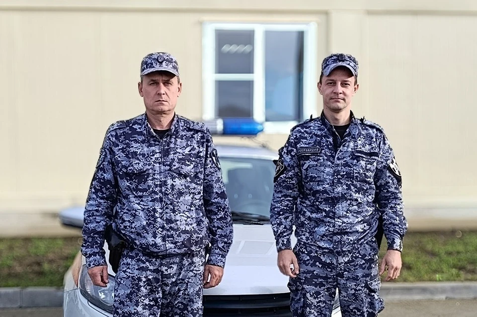 Сотрудники Росгвардии пришли на помощь водителю, который попал в ДТП. Фото: пресс-служба Росгвардии Краснодарского края