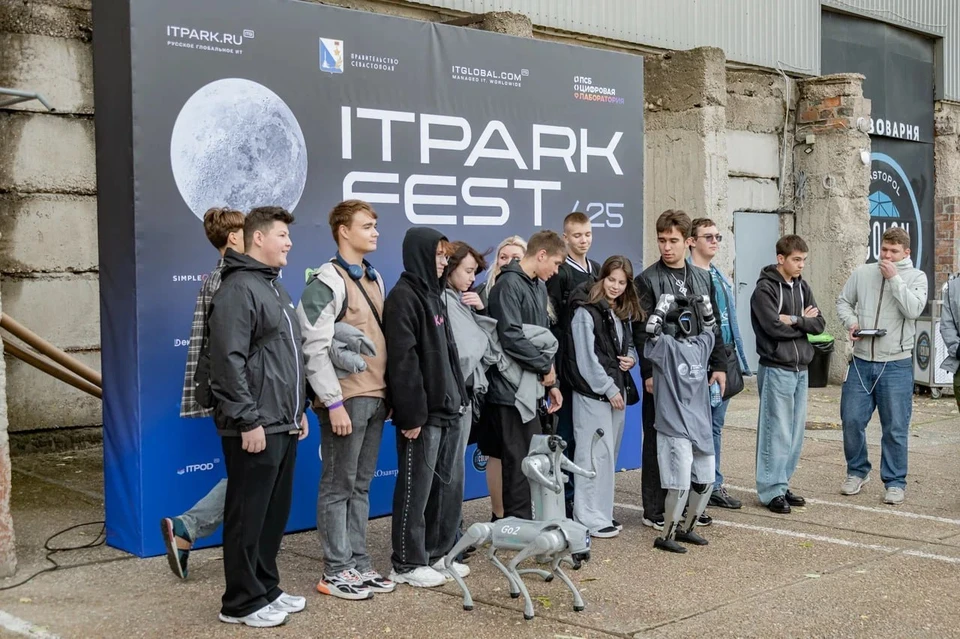 На фестиваль традиционно приходит много студентов.