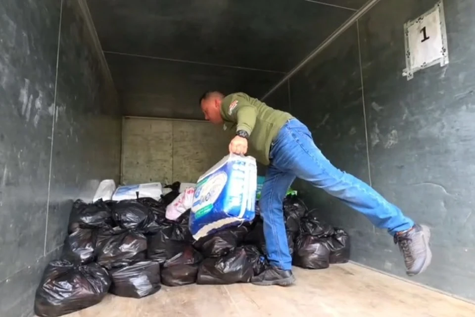 Продукты доставили для жителей Новогоровки. Фото: Народный фронт Запорожской области