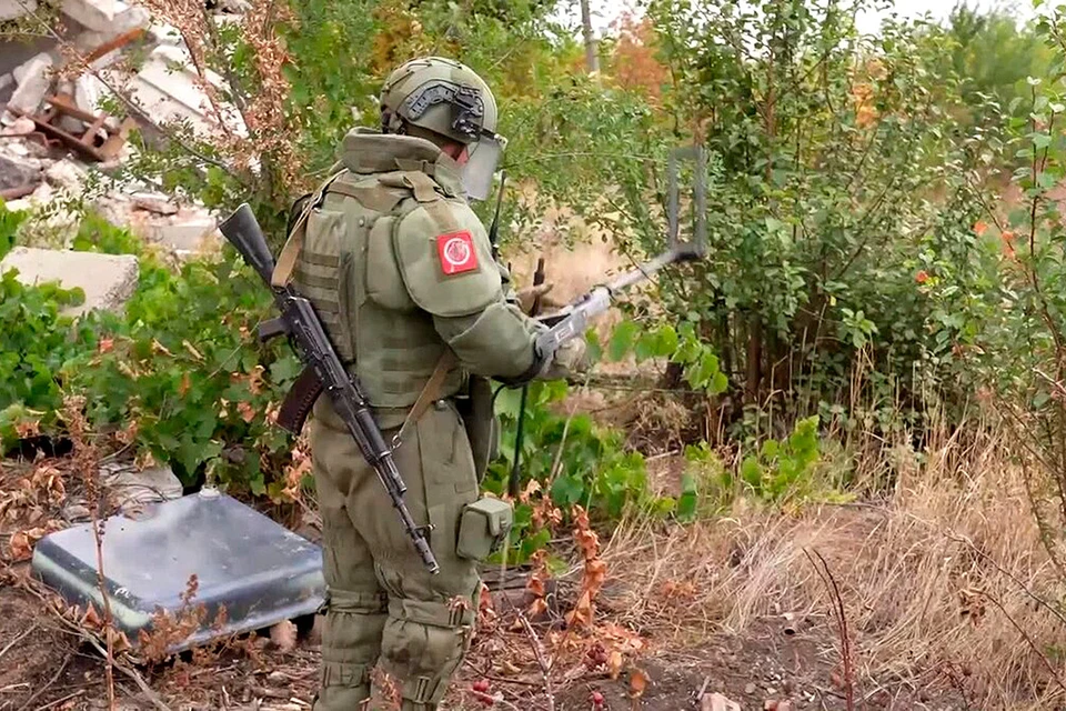 Военнослужащие инженерно-саперных подразделений группировки войск «Центр» продолжают разминирование освобожденных территорий на Красноармейском направлении.
