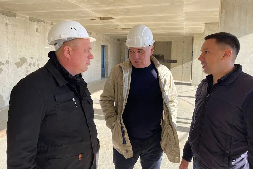 Сенатор Херсонской области ознакомился со строительством многоэтажек в Скадовске Фото: пресс-служба Игоря Кастюкевича