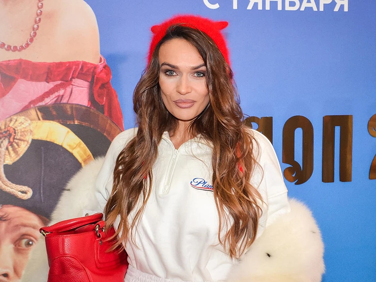 Katta kokrak va mushuk bilan yalangoch qizlar