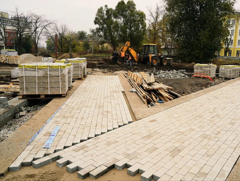 На площади обустраивают пешеходные дорожки. Фото: телеграм-канал Ивана Носкова