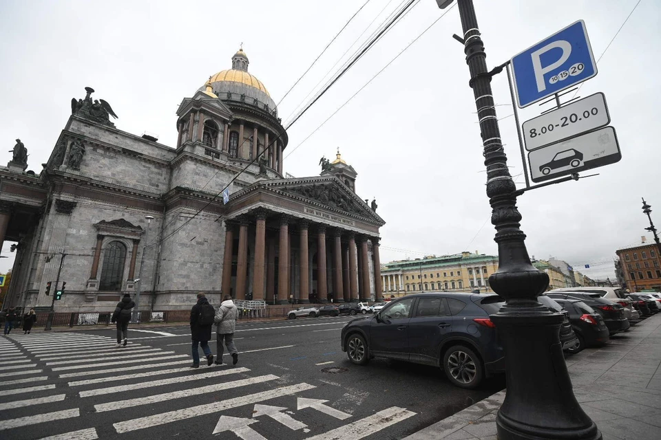 Новые цены на парковку в центре Петербурга не все встретили с воодушевлением.