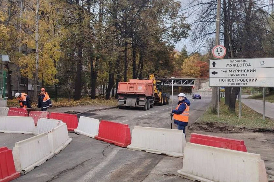 Работы проводят из-за просевшего асфальта. Фото: t.me/VDKSPB