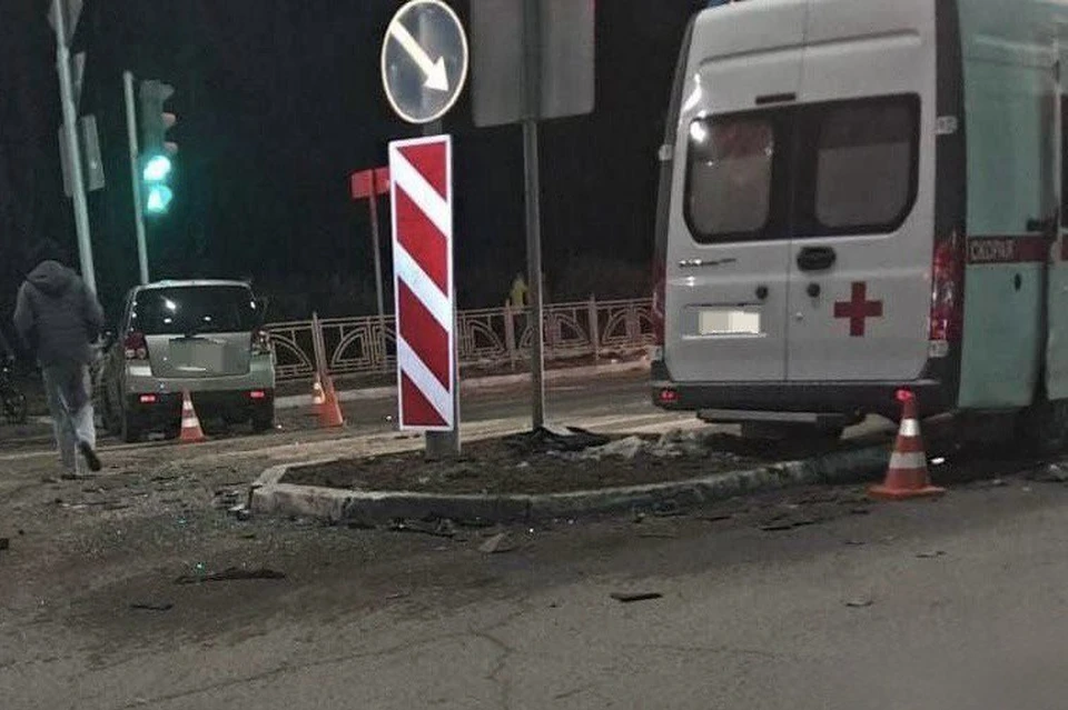 В Саянске три человека пострадали в аварии с участием машины скорой помощи.