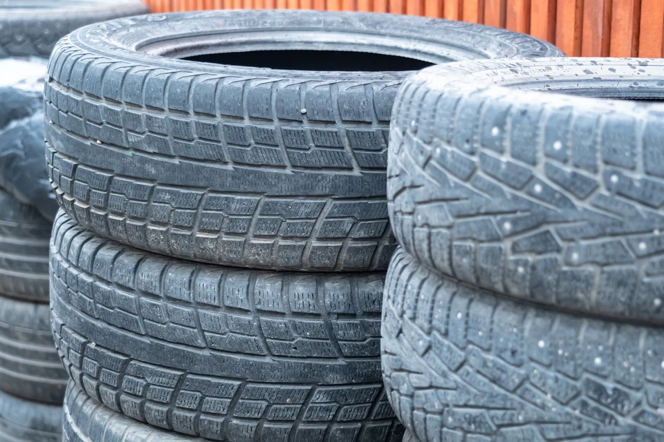 В Хабаровске прокуратура потребовала убрать свалки нефтепродуктов и старых шин