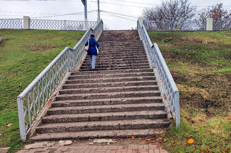 Лестница может ещё и крепкая, но внешний вид у неё потрёпанный...