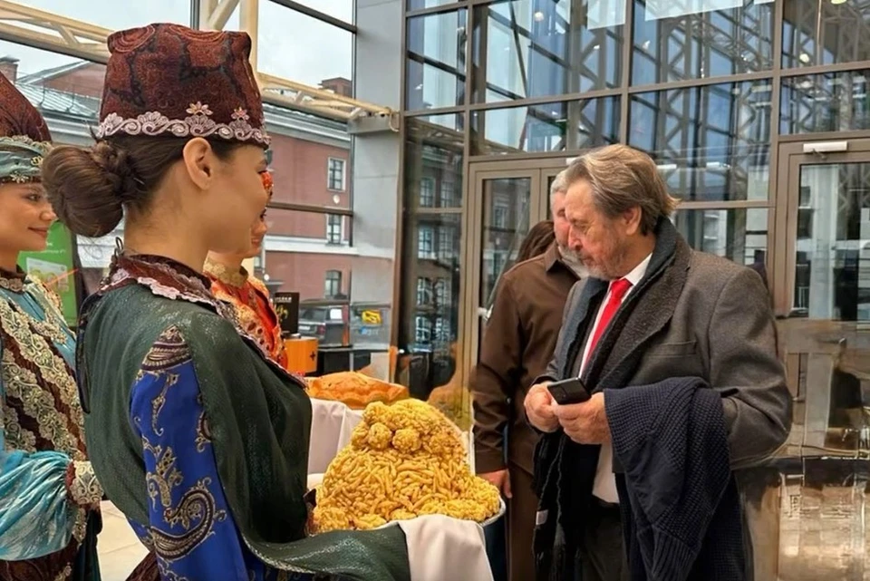 В рамках программы визита Маск-старший посетил ИТ-парк на Петербургской улице и ИТ-парк имени Башира Рамеева.