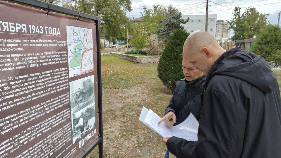 Краевед и внук героя у информационного стенда, посвященного героям-артиллеристам
