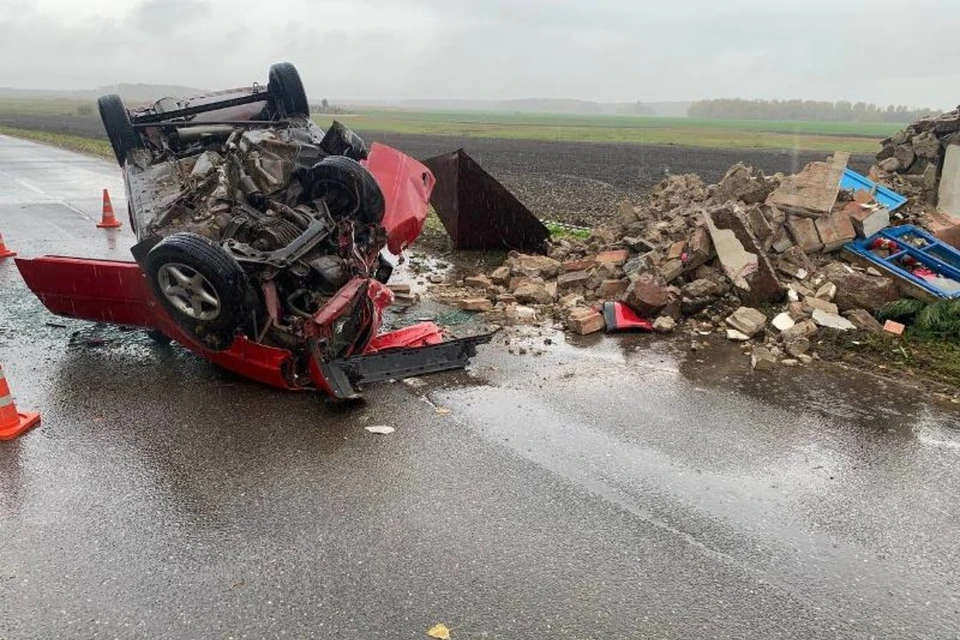 Автомобиль Audi врезался и разрушил историческую каплицу в Сморгонском районе. Фото: shliah.by