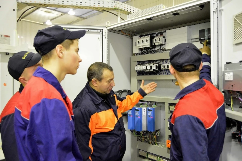 Фото с сайта Гусевского стекольного колледжа имени Г. Ф. Чехлова