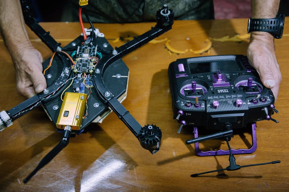 Жителей просят по возможности оставаться дома, не подходить к окнам.