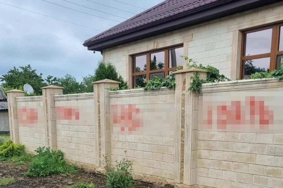 Забор бывший муж исписал матом. Фото: личный архив