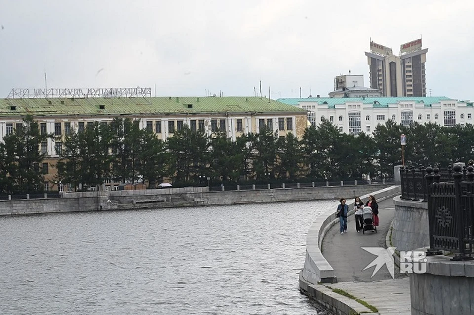 В Екатеринбурге появились гигантские птицы-свистульки