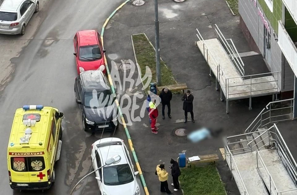 Под окнами многоэтажки на улице Хворостухина в Туле обнаружили тело девушки. Фото: телеграм-канал "т а к и ж и в ё м".