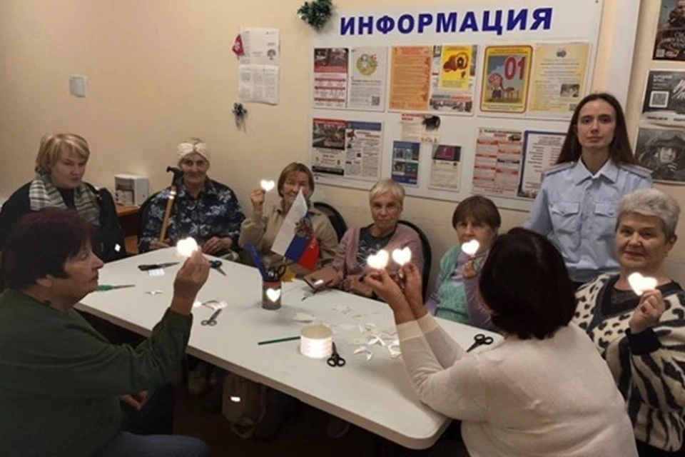 Пенсионеры увидели, как ярко световозвращающие элементы реагируют на вспышку. Фото: УМВД России по городу Кирову