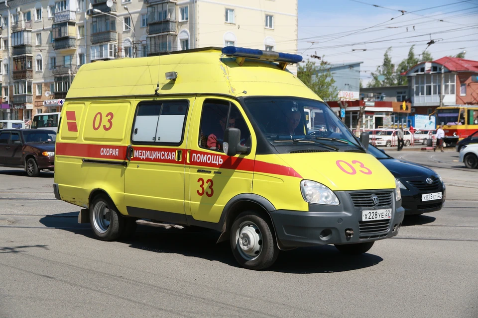 Люди упали с высоты 2,5 метра и получили травмы различной степени тяжести.