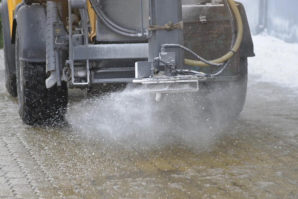 Ульяновские дорожники обработали от наледи дороги и мосты