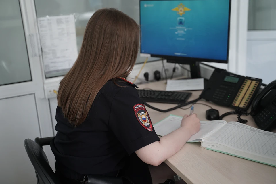 Полиция принимает меры для задержания подозреваемой в совершении преступления.
