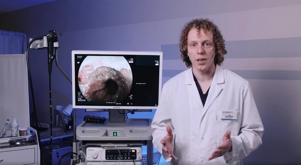 Главный врач Регионального центра эндоскопии Р.А. Гагаев и эндоскопическая стойка Fujifilm Eluxeo 7000. Фото: Региональный центр эндоскопии