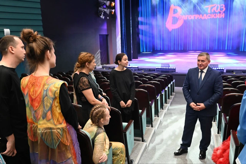 Губернатор оценил обновленный ТЮЗ перед открытием сезона.