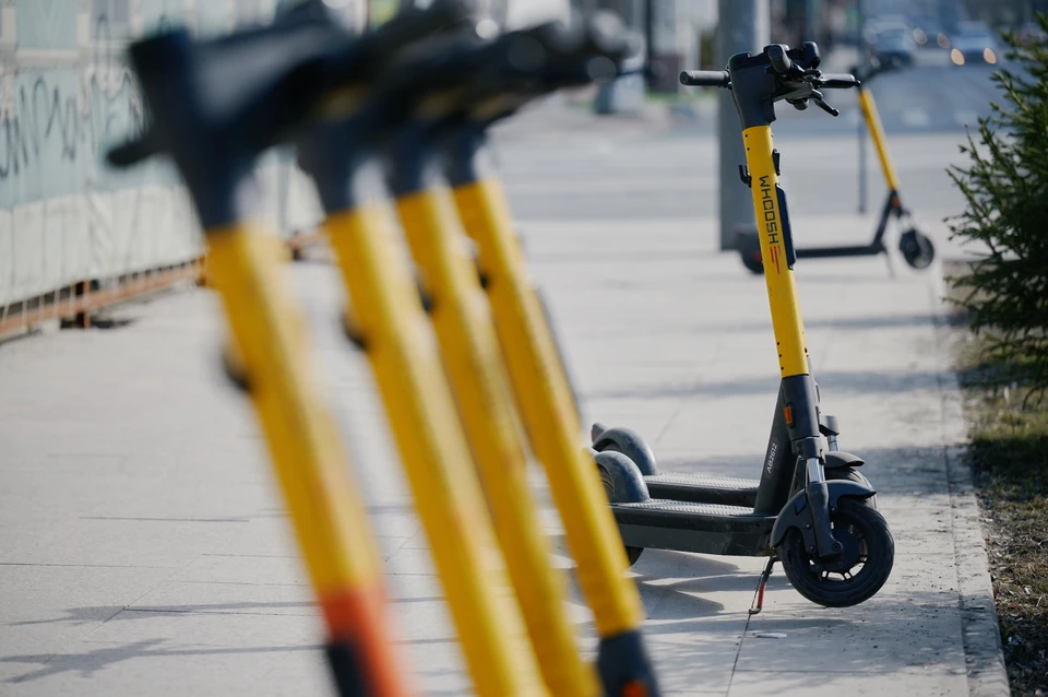 Мужчина ехал на арендованном электросамокате.