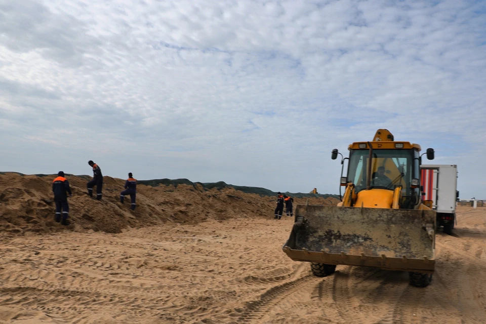На пляжах Анапы снова тяжелая техника. Фото: пресс-службы ГУ МЧС России по Краснодарскому краю.