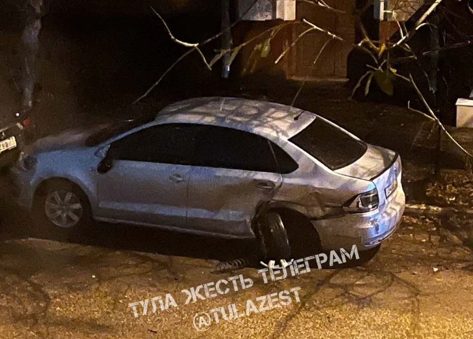 В Туле ночью неизвестный водитель врезался в припаркованные машины и скрылся с места ДТП. Фото: телеграм-канал "Тула Жесть".