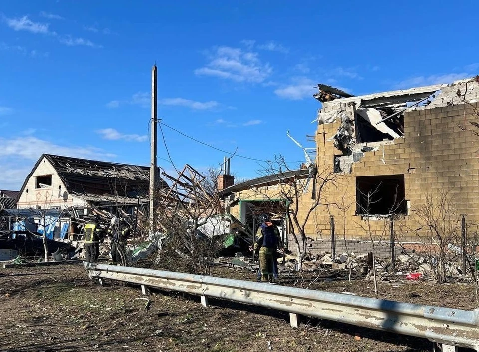 В поселке повреждены два частных дома и надворная постройка, а также остекление и фасад социального объекта.