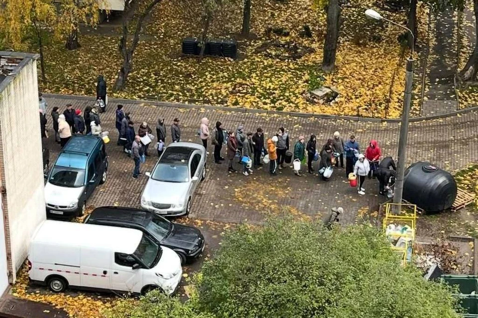 Согласно публикуемым фотографиям, люди с раннего утра стоят в очередях к передвижным автоколонкам и подземным ключам, чтобы набрать воды