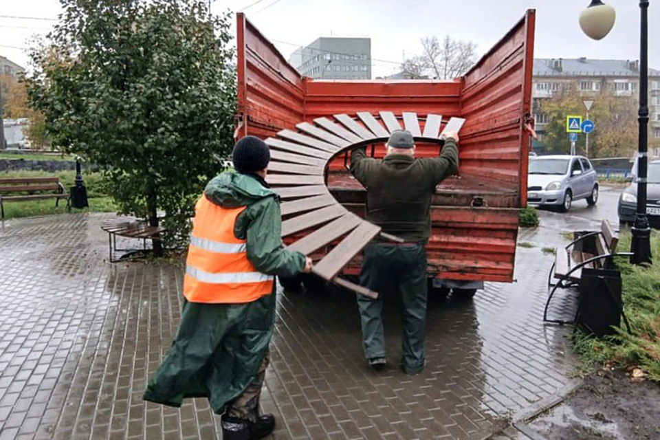 Уборка скамеек на зиму