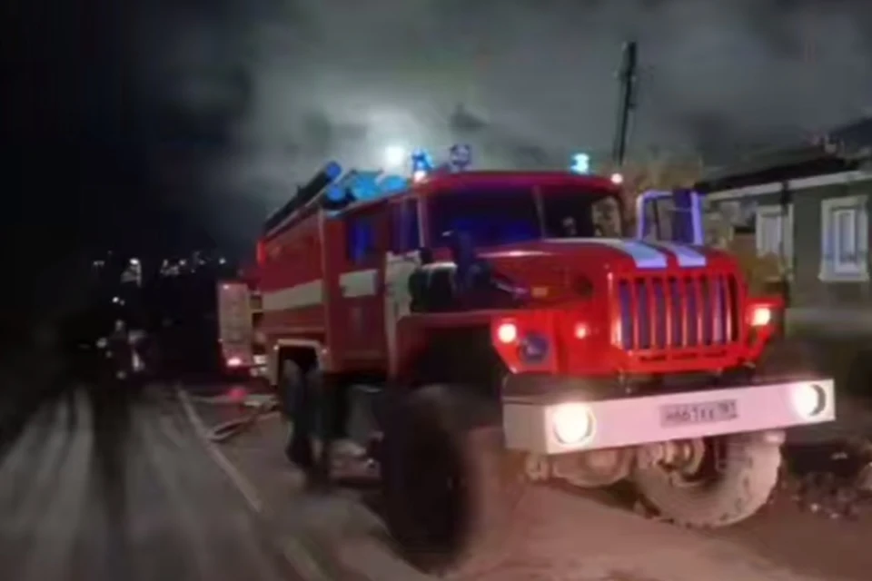 Женщина оказалась заблокирована в охваченном огнём жилище. ФОТО: скриншот с видео МЧС России