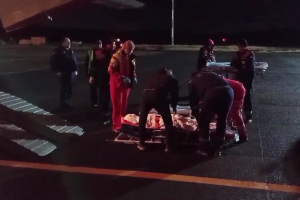 В полете пациентов сопровождали врачи. Фото: МЧС России