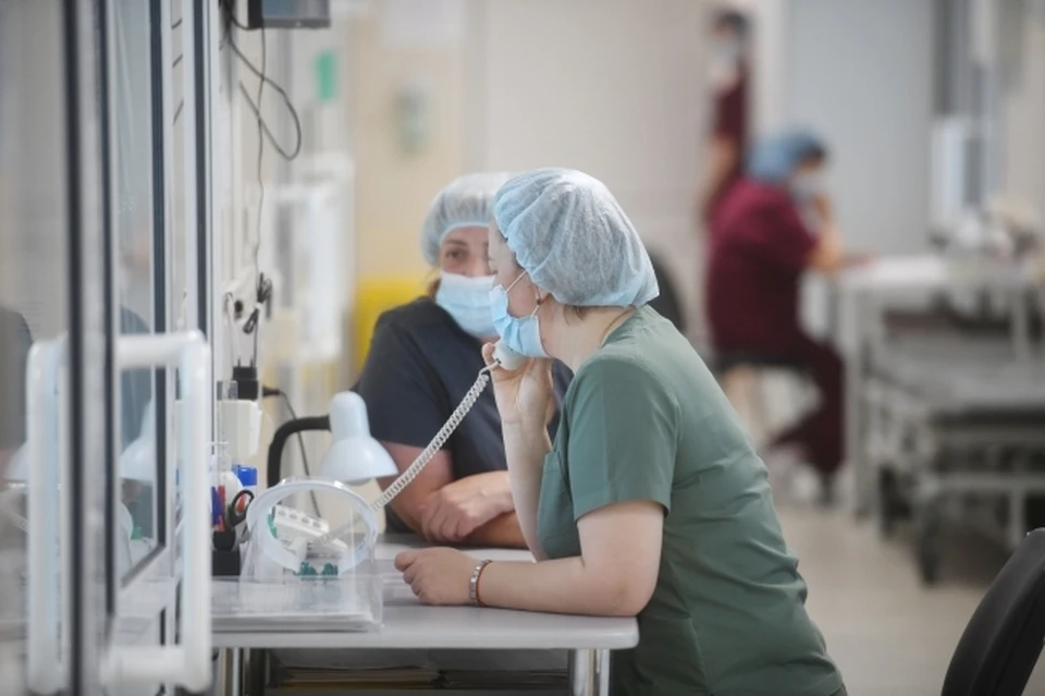 Специалисты следят за здоровьем работников вредных производств.