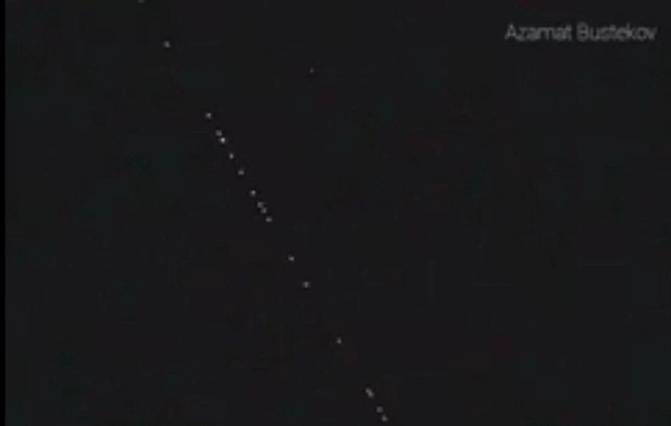 Над Мундыбашем было похоже. На фото - Старлинк к небе над Атырау, 2020 год. Фото - Азамат Бустеков (соцсети).