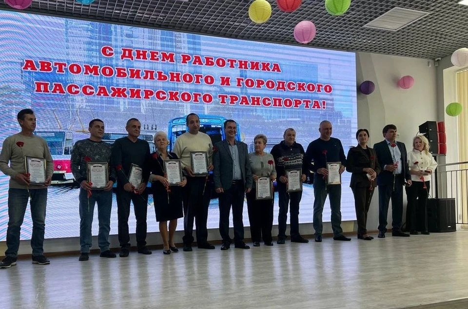 Поздравления принимал коллектив «Мариупольтранса». Фото: Администрация Мариуполя
